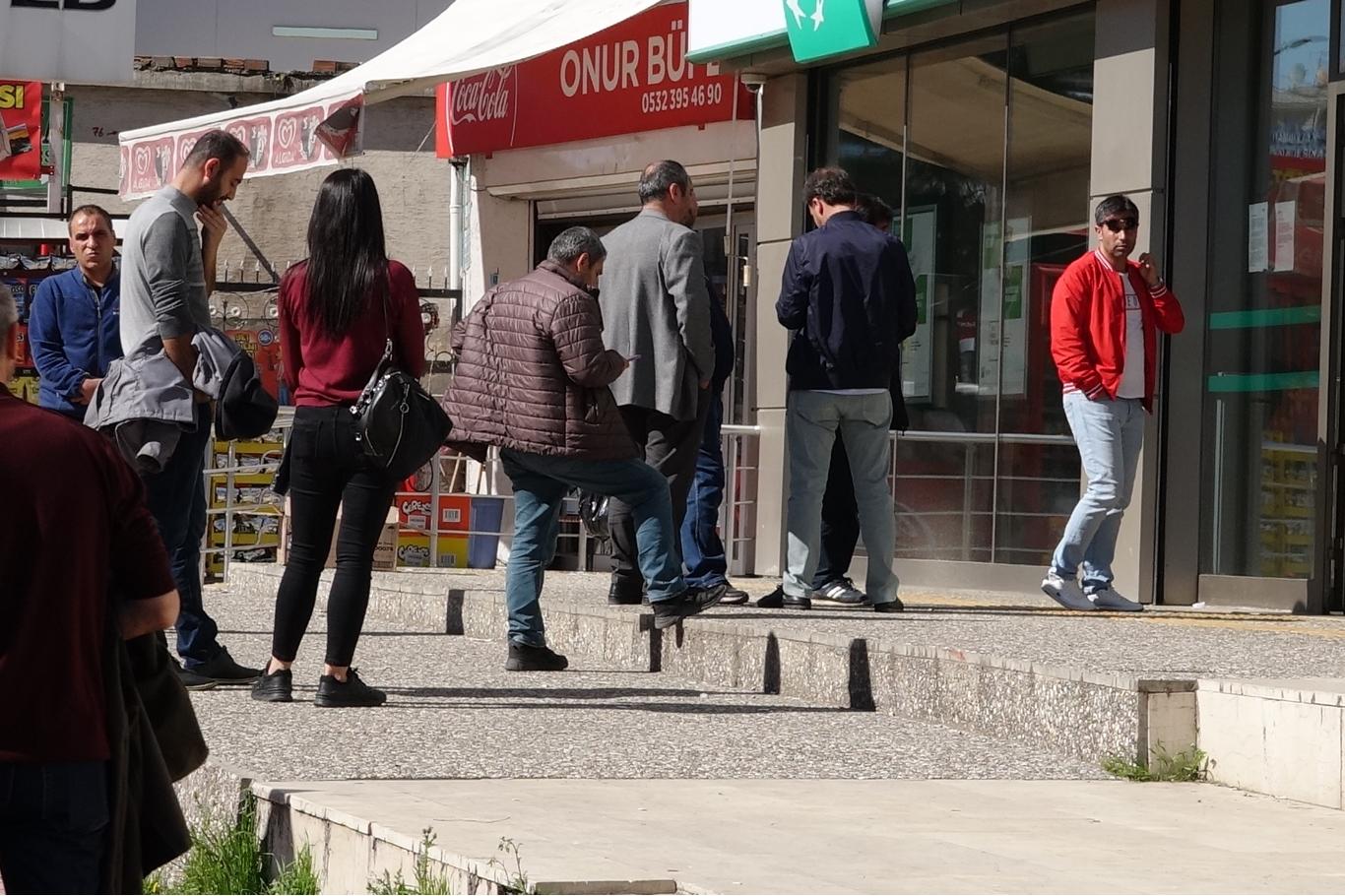 Bankaların mesai saatlerinin değişmesi uzun kuyruklar oluşturdu Bankaların mesai saatlerinin değişmesi uzun kuyruklar oluşturdu